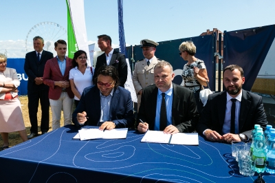 radni podczas podpisywania umowy-24